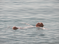 Person flyder i vandet