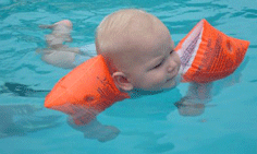 Spædbarn med svømmeluffer